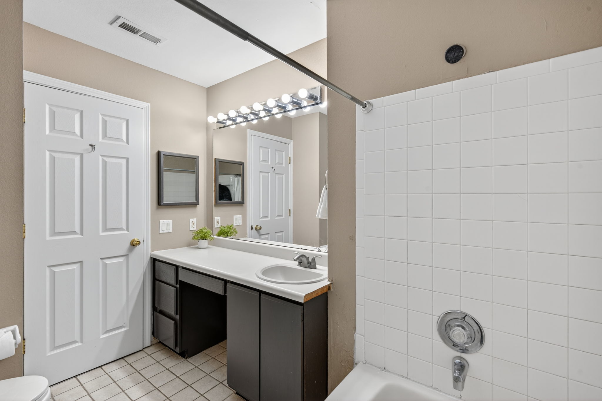 4 Bedrooms Bedrooms, ,2.5 BathroomsBathrooms,Woodford Rentals,For Rent,1387