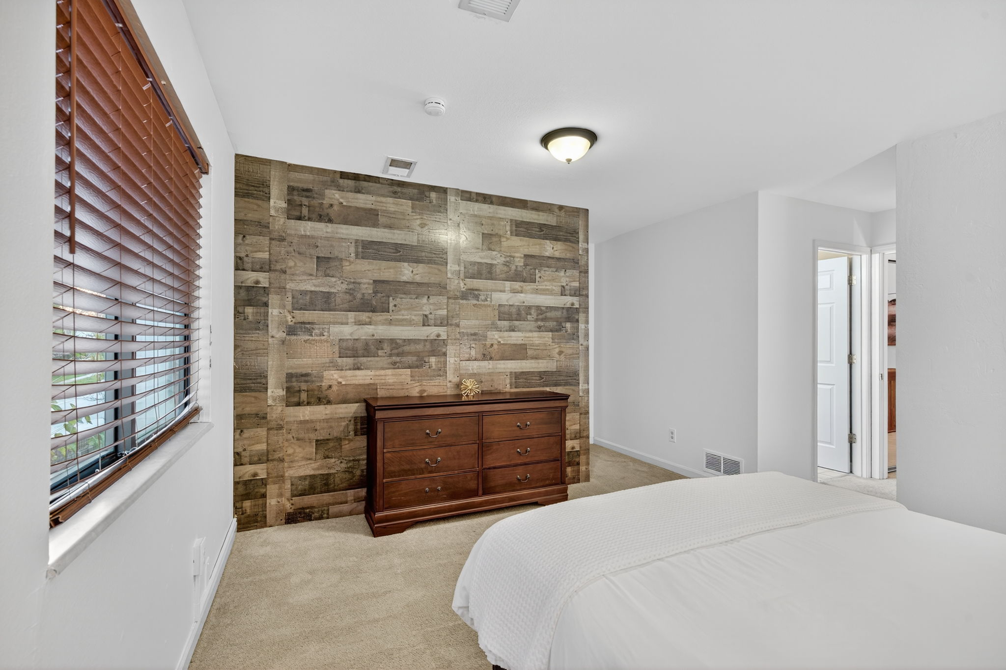 4 Bedrooms Bedrooms, ,2.5 BathroomsBathrooms,Woodford Rentals,For Rent,1387