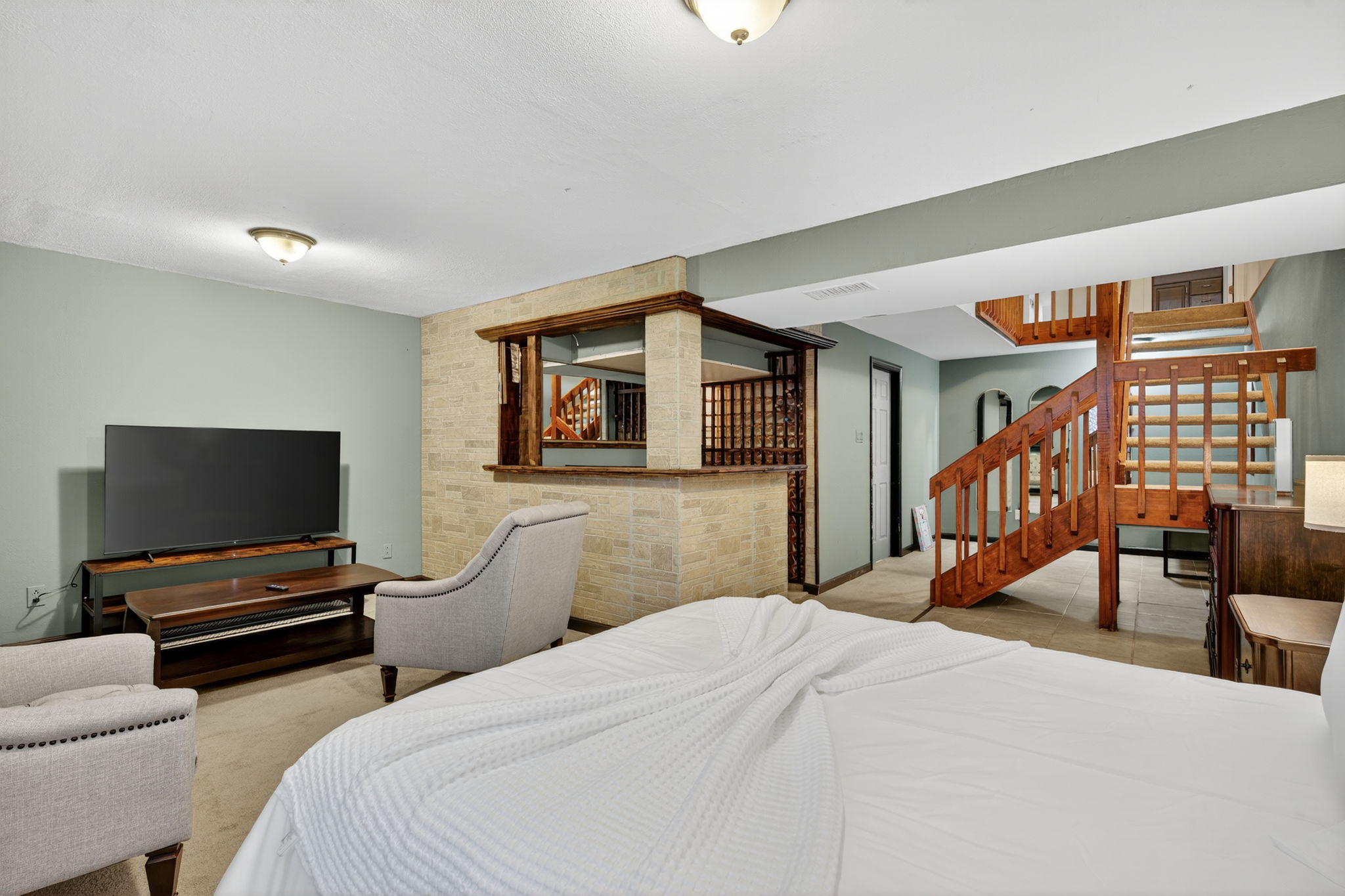 4 Bedrooms Bedrooms, ,2.5 BathroomsBathrooms,Woodford Rentals,For Rent,1387