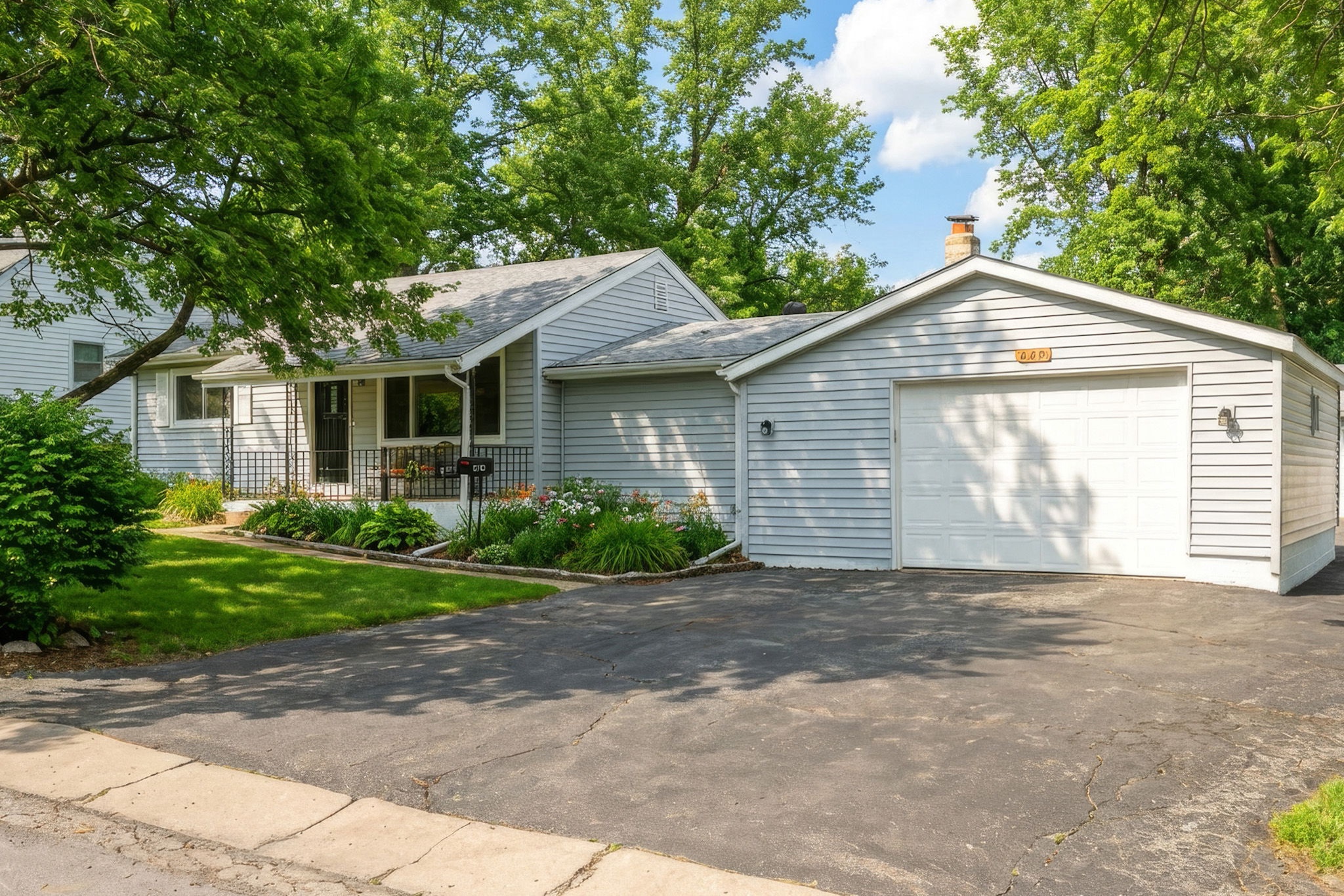 3 Bedrooms Bedrooms, ,2 BathroomsBathrooms,Woodford Rentals,For Rent,1388