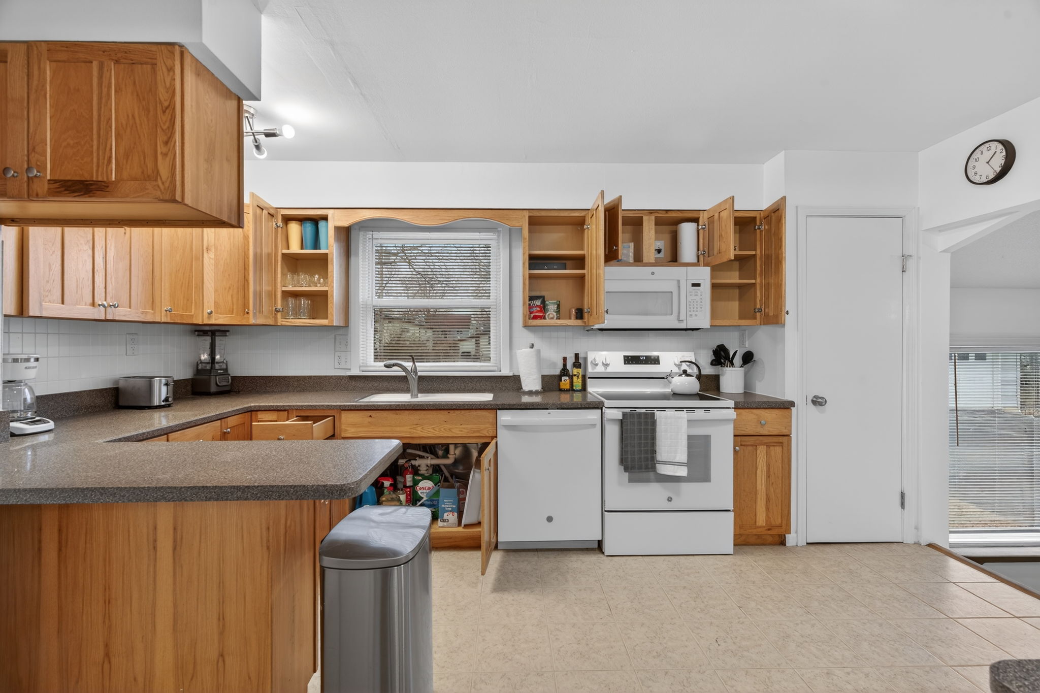 3 Bedrooms Bedrooms, ,2 BathroomsBathrooms,Woodford Rentals,For Rent,1388