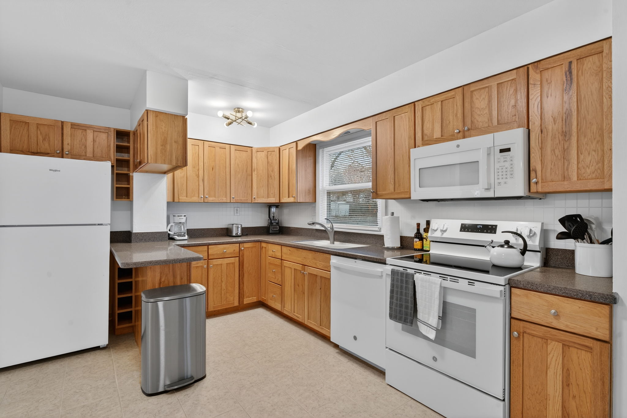 3 Bedrooms Bedrooms, ,2 BathroomsBathrooms,Woodford Rentals,For Rent,1388