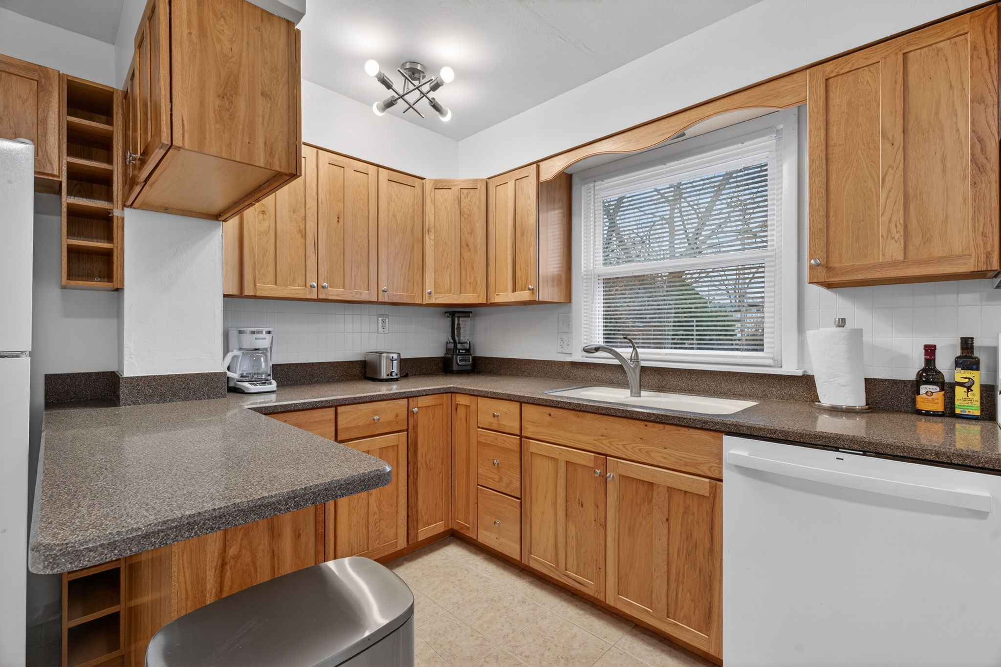 3 Bedrooms Bedrooms, ,2 BathroomsBathrooms,Woodford Rentals,For Rent,1388