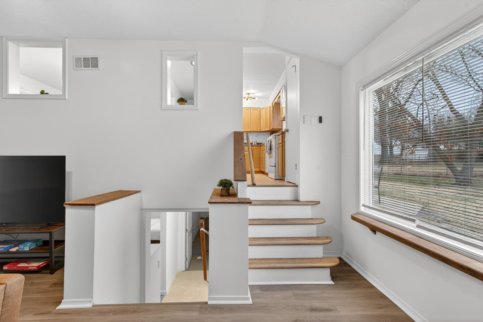 3 Bedrooms Bedrooms, ,2 BathroomsBathrooms,Woodford Rentals,For Rent,1388