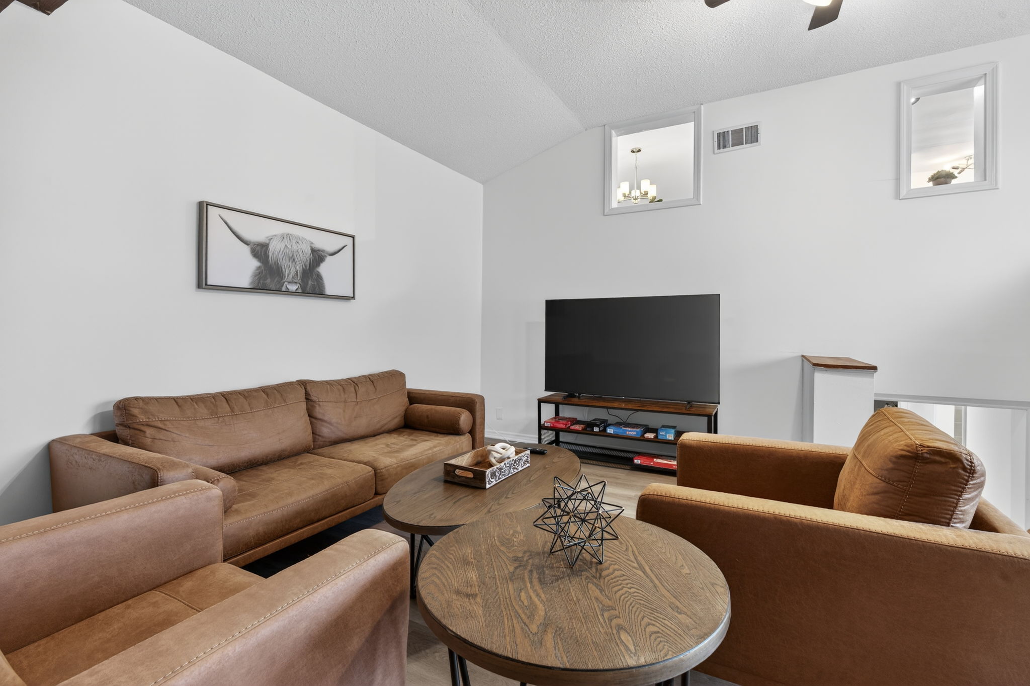 3 Bedrooms Bedrooms, ,2 BathroomsBathrooms,Woodford Rentals,For Rent,1388