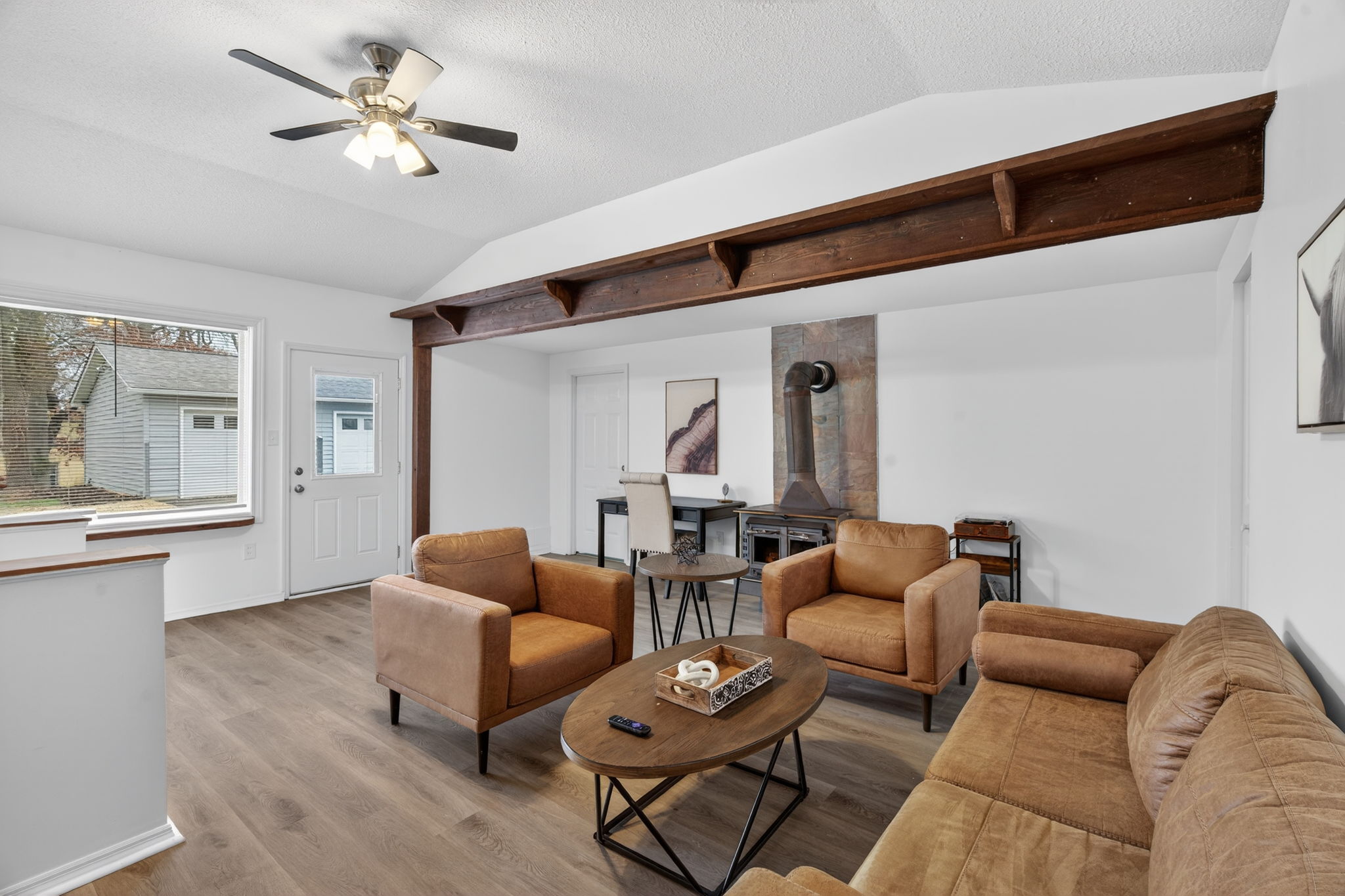 3 Bedrooms Bedrooms, ,2 BathroomsBathrooms,Woodford Rentals,For Rent,1388