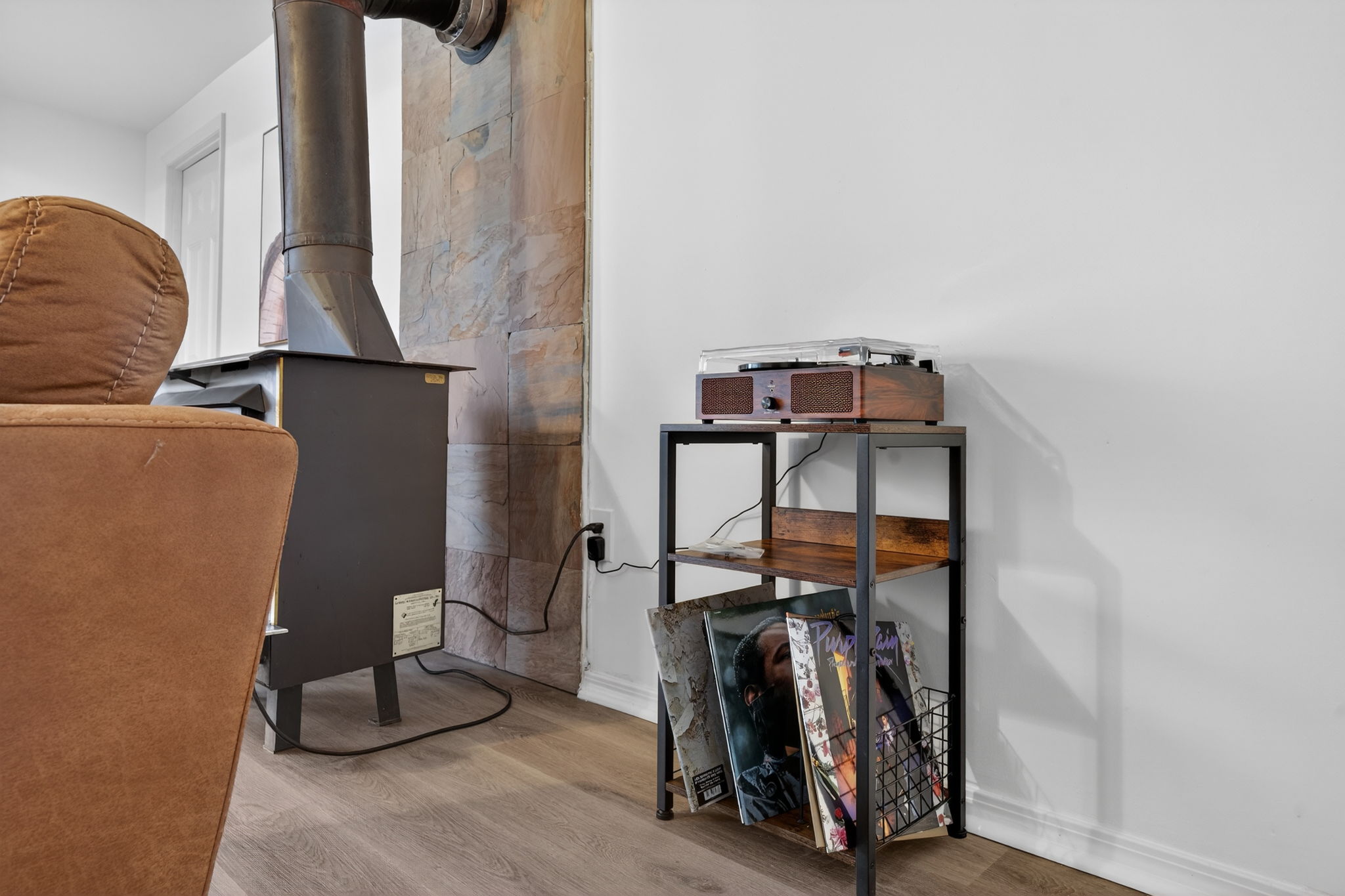 3 Bedrooms Bedrooms, ,2 BathroomsBathrooms,Woodford Rentals,For Rent,1388