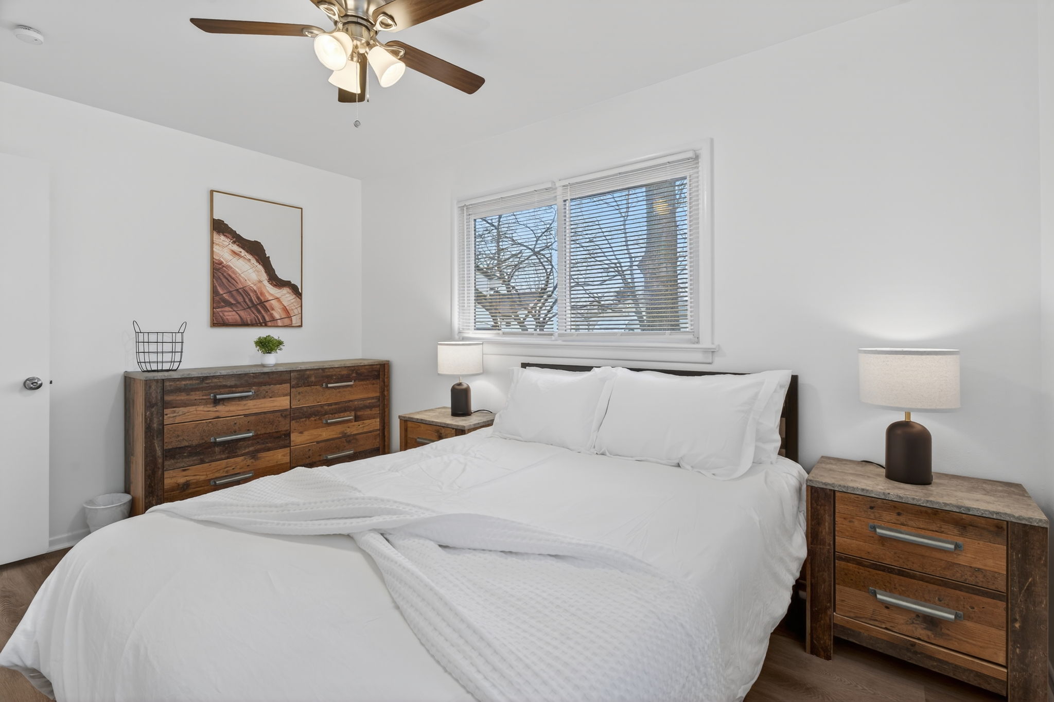 3 Bedrooms Bedrooms, ,2 BathroomsBathrooms,Woodford Rentals,For Rent,1388