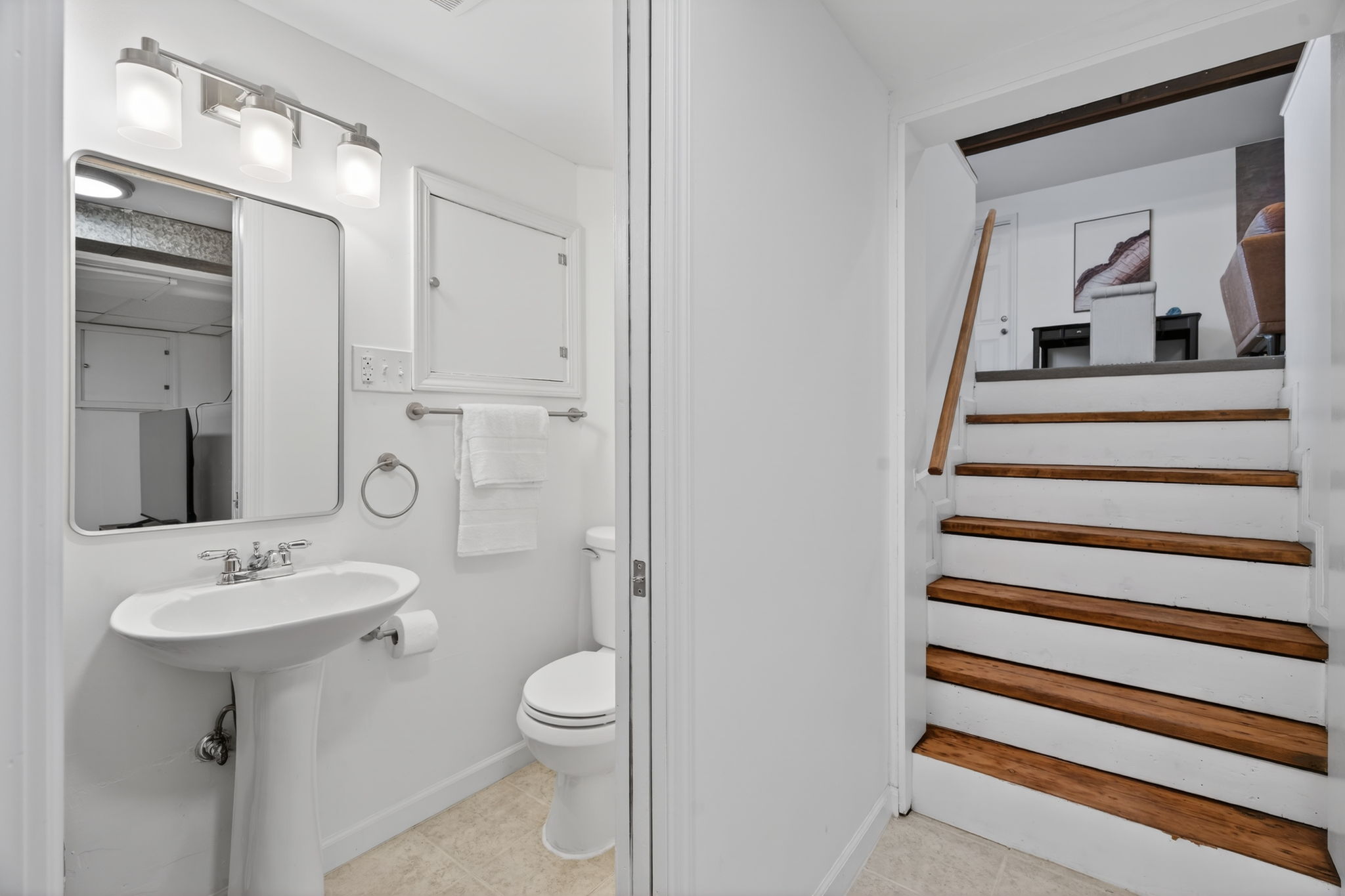 3 Bedrooms Bedrooms, ,2 BathroomsBathrooms,Woodford Rentals,For Rent,1388