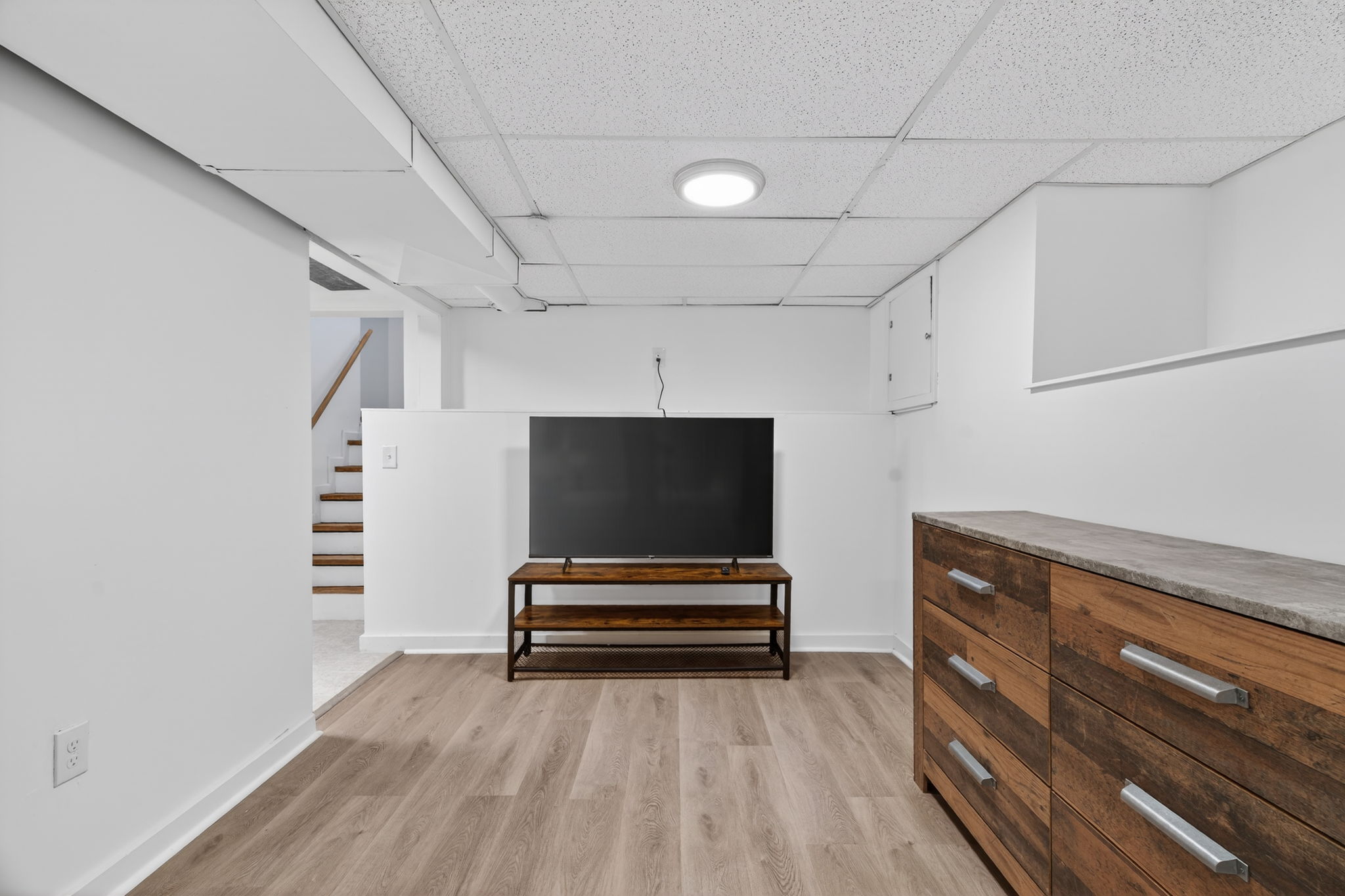 3 Bedrooms Bedrooms, ,2 BathroomsBathrooms,Woodford Rentals,For Rent,1388