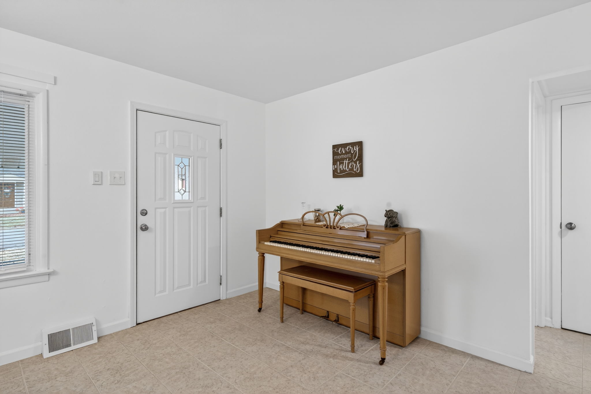 3 Bedrooms Bedrooms, ,2 BathroomsBathrooms,Woodford Rentals,For Rent,1388