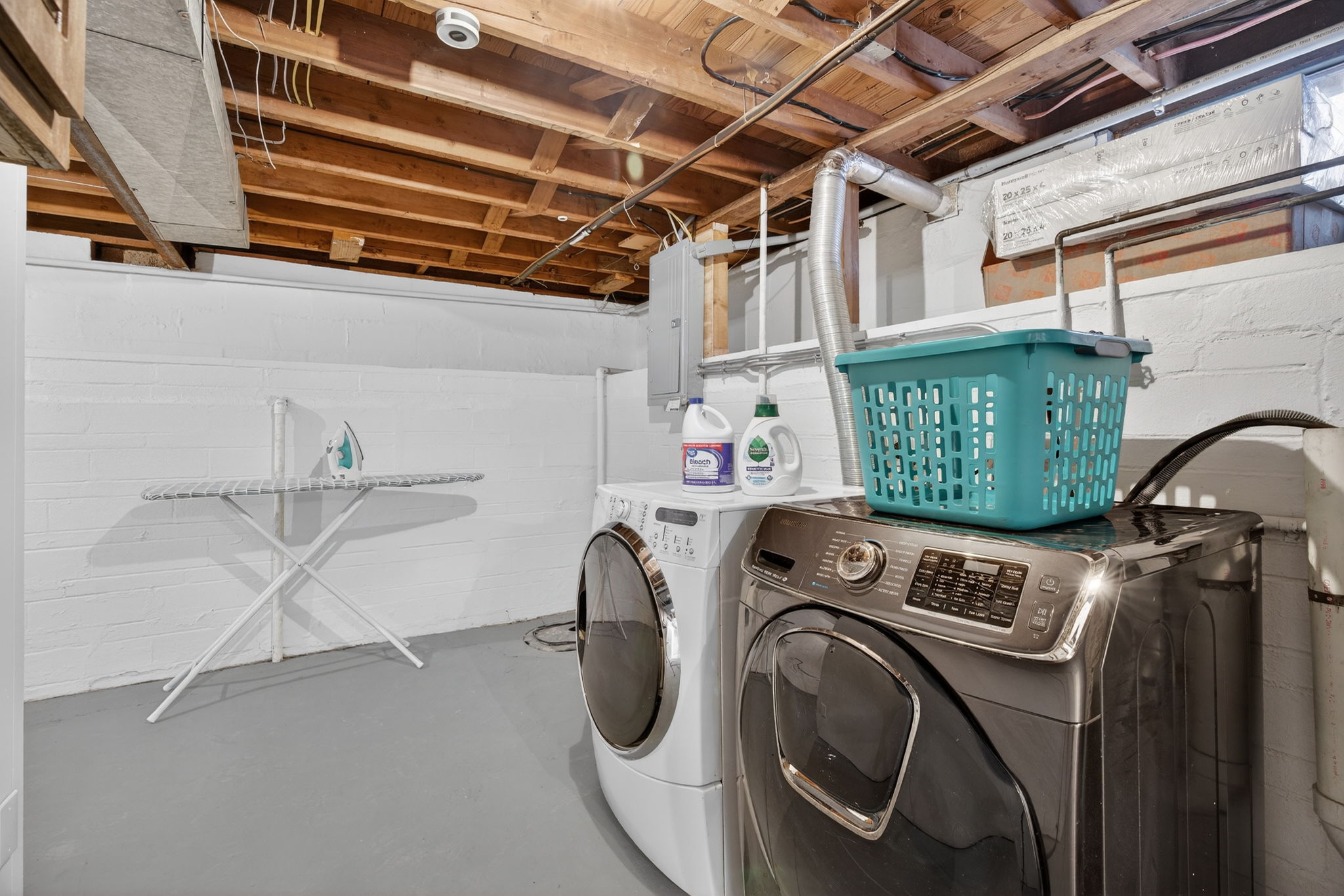 3 Bedrooms Bedrooms, ,2 BathroomsBathrooms,Woodford Rentals,For Rent,1388