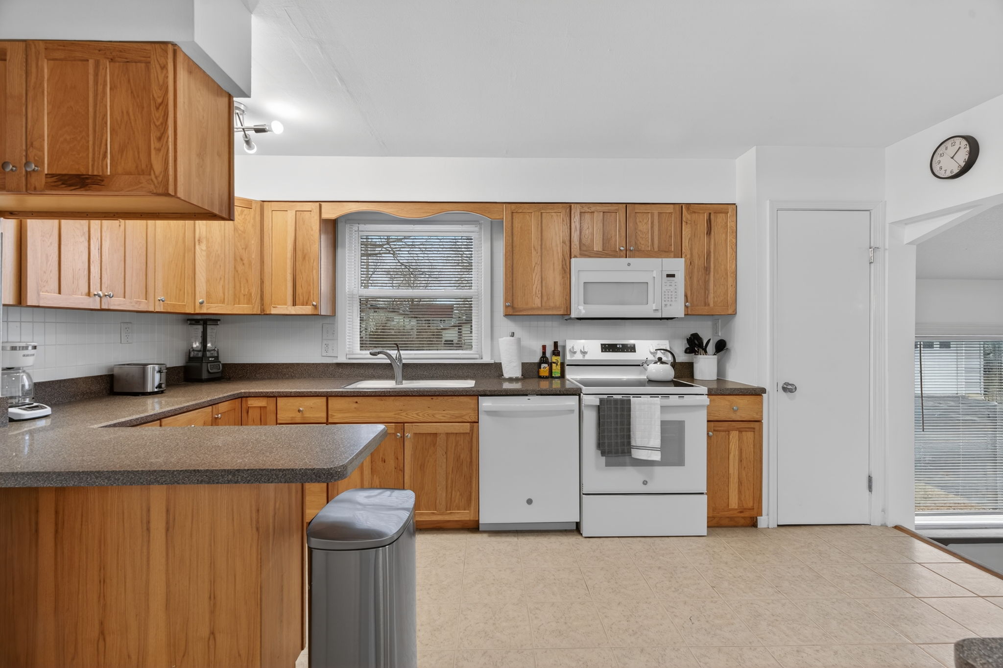 3 Bedrooms Bedrooms, ,2 BathroomsBathrooms,Woodford Rentals,For Rent,1388