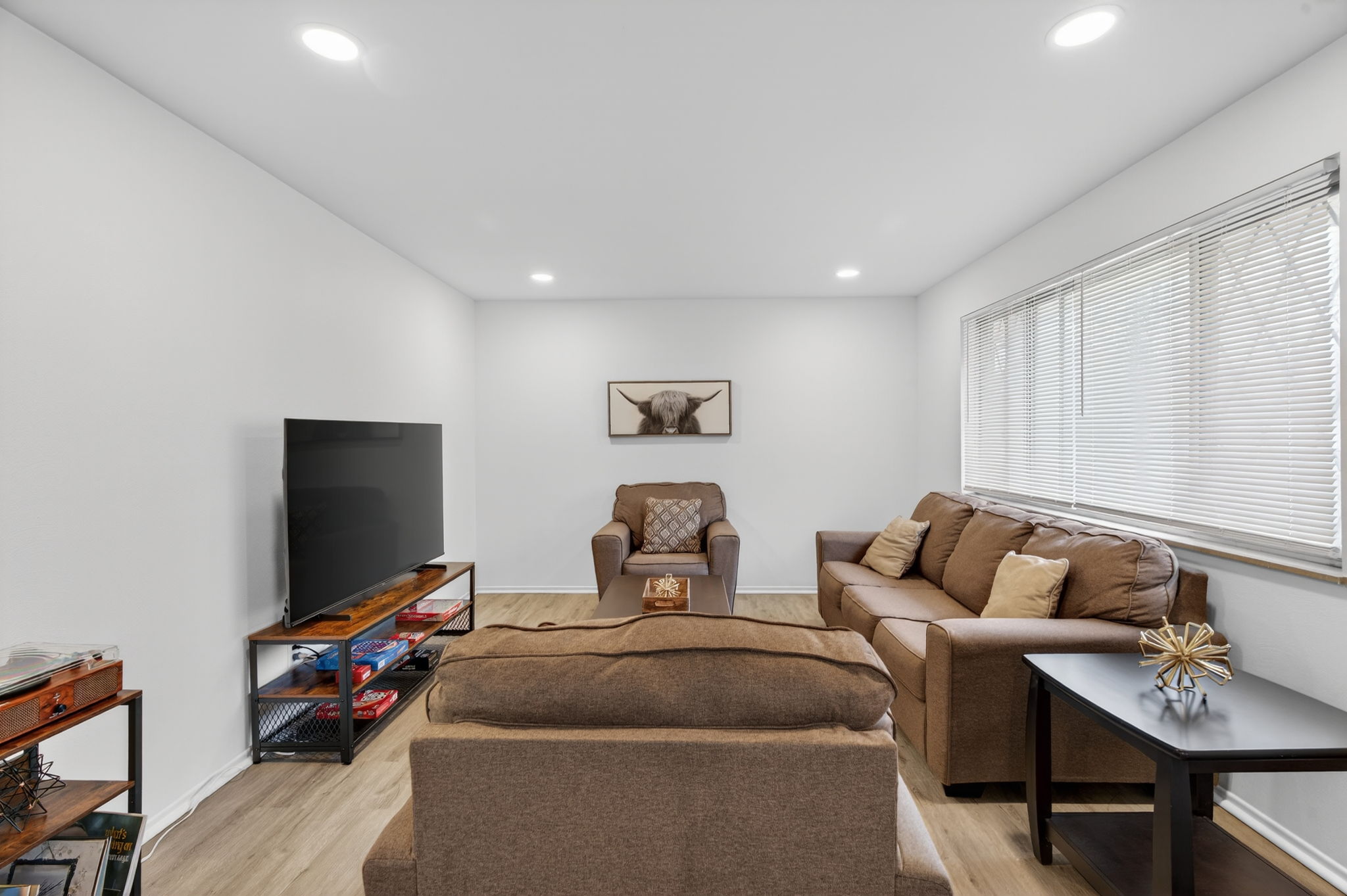 4 Bedrooms Bedrooms, ,1.5 BathroomsBathrooms,Woodford Rentals,For Rent,1389