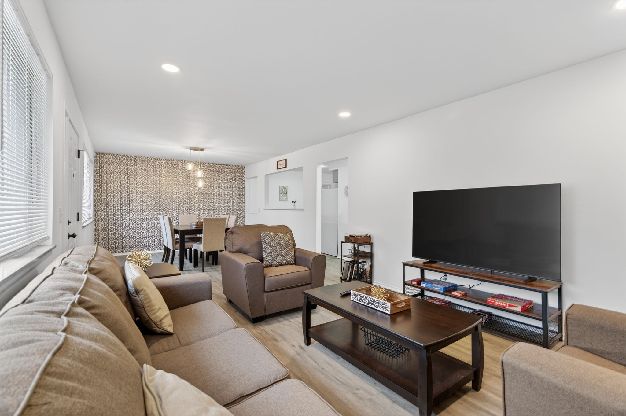 4 Bedrooms Bedrooms, ,1.5 BathroomsBathrooms,Woodford Rentals,For Rent,1389