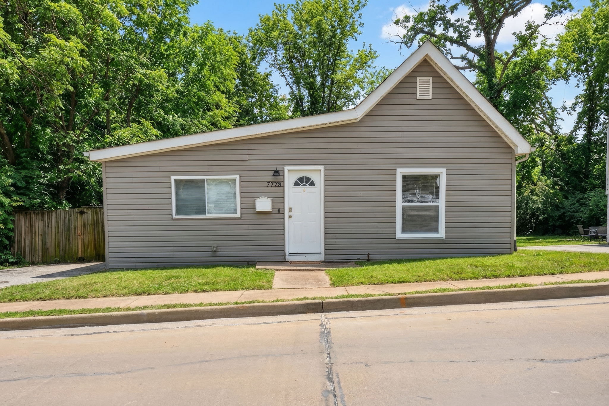 4 Bedrooms Bedrooms, ,1.5 BathroomsBathrooms,Woodford Rentals,For Rent,1390