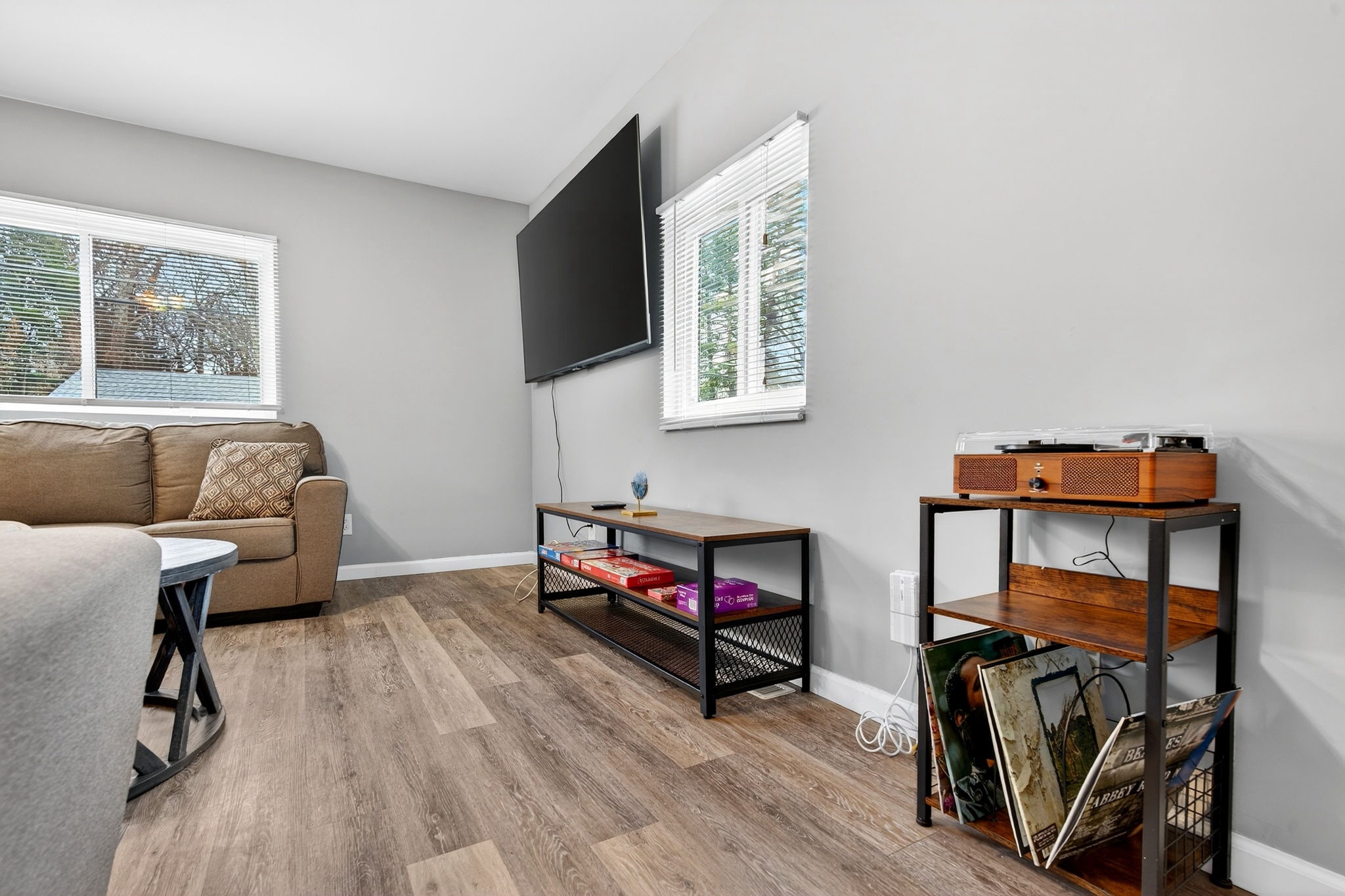 4 Bedrooms Bedrooms, ,1.5 BathroomsBathrooms,Woodford Rentals,For Rent,1390