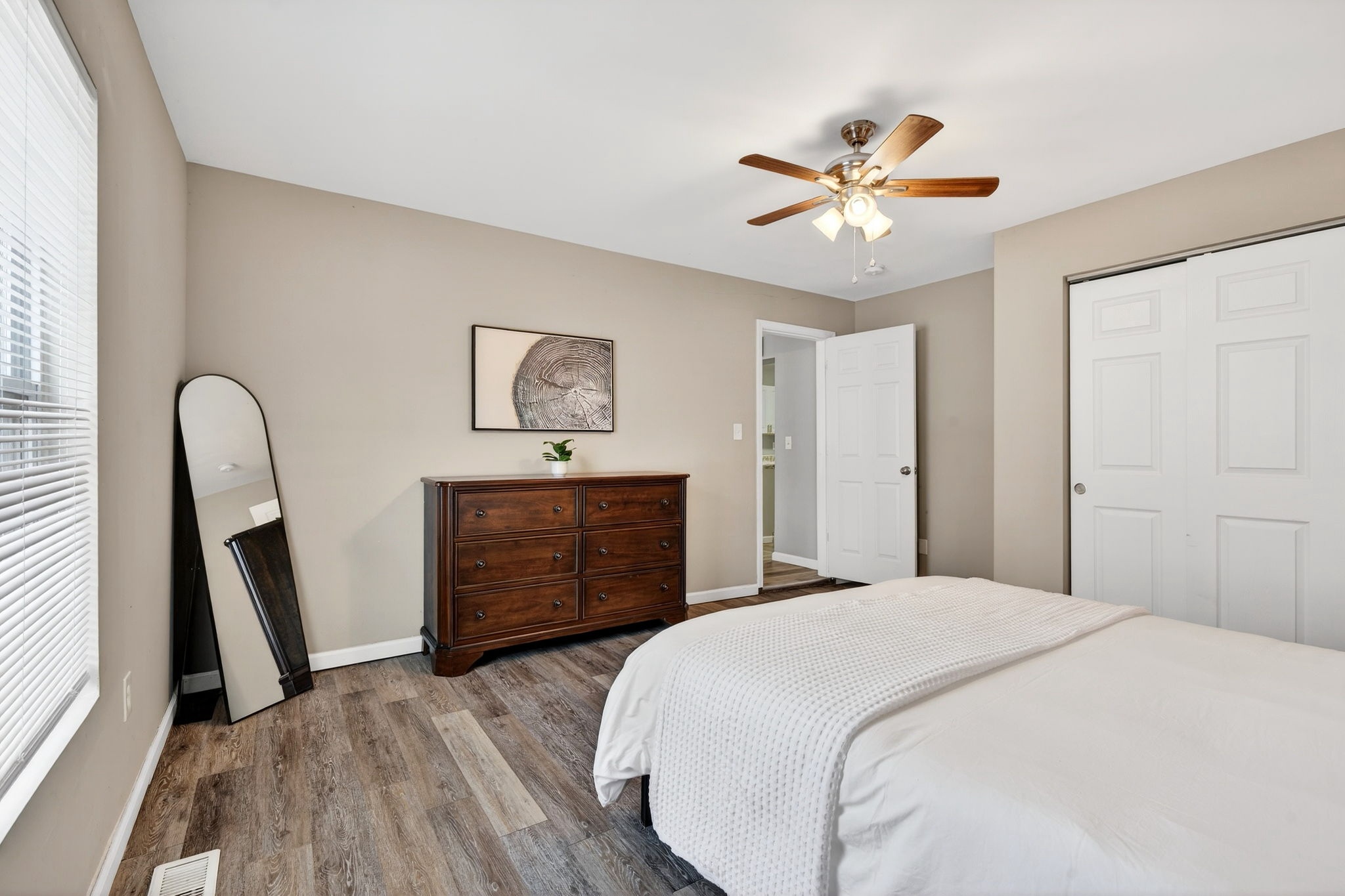 4 Bedrooms Bedrooms, ,1.5 BathroomsBathrooms,Woodford Rentals,For Rent,1390