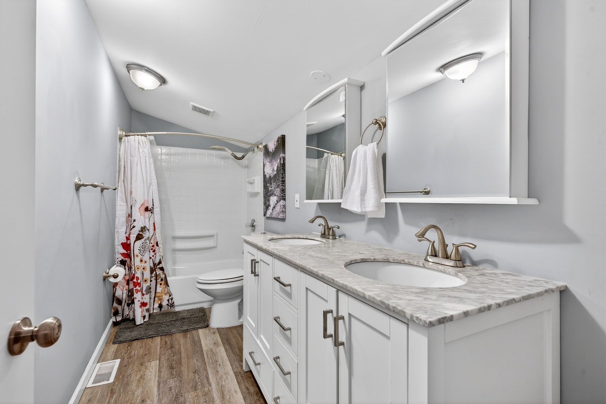 4 Bedrooms Bedrooms, ,1.5 BathroomsBathrooms,Woodford Rentals,For Rent,1390